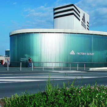 阿迪達斯工廠(chǎng)直銷(xiāo)店